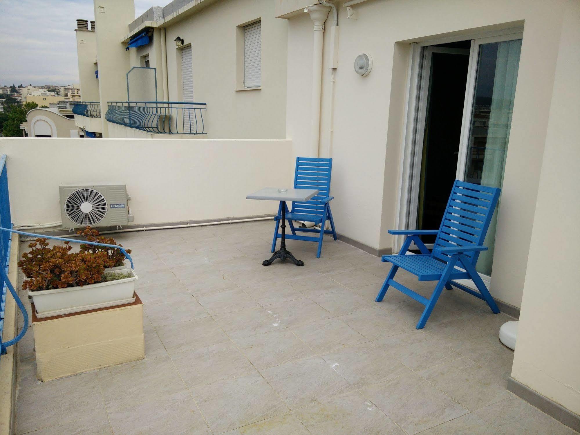 Hotel Courbet Juan-les-Pins Exterior foto